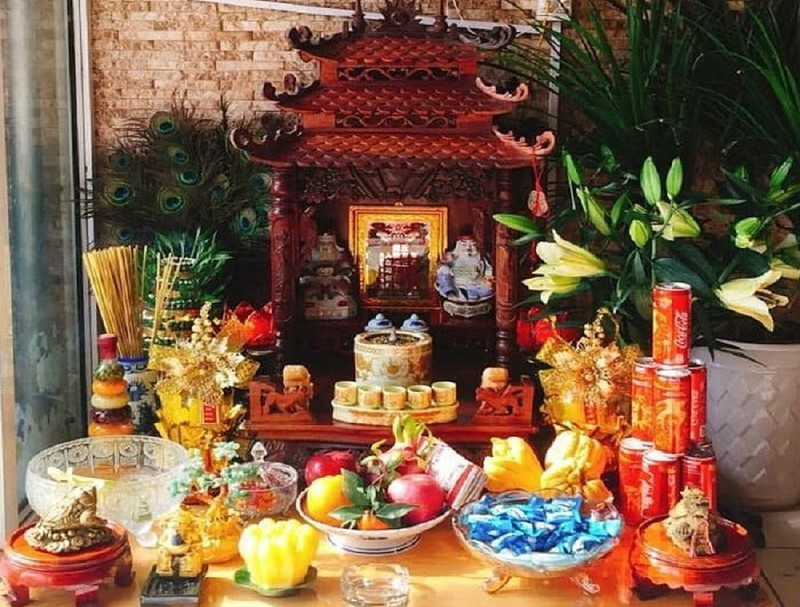 mơ thấy b&agrave;n thờ
