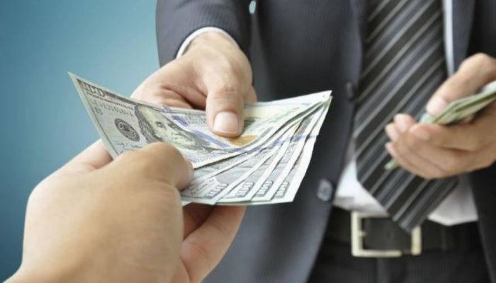 mơ thấy c&oacute; người đưa tiền cho m&igrave;nh